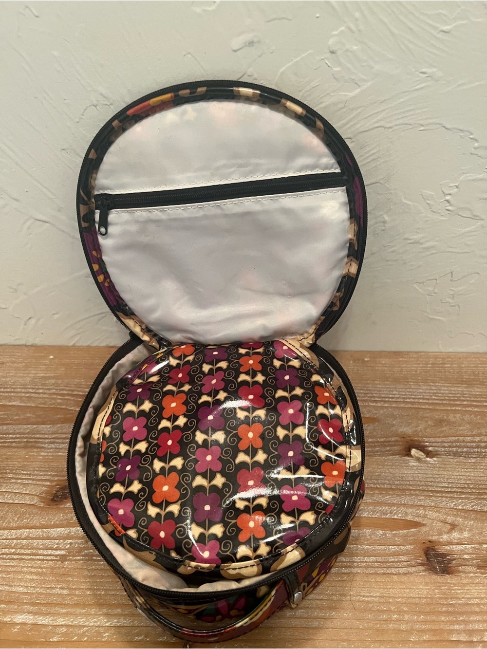 Vera Bradley Suzani Holiday Tote with Matching Makeup Bag 16”x14”x8” - Picture 5 of 11